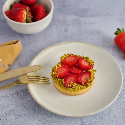 Tart od pistacija i jagoda