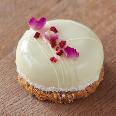 Sfera od bijele čokolade i maline